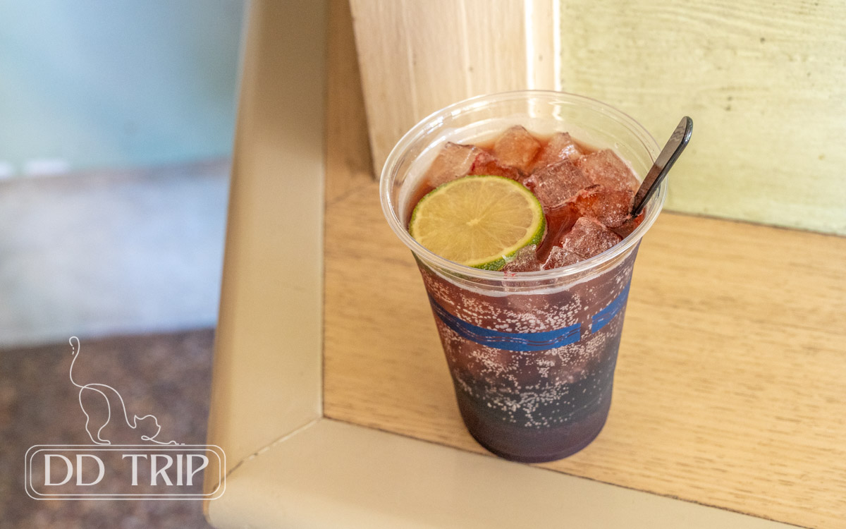 スパークリングカクテル（ウイスキー、コカ・コーラ、カシス）