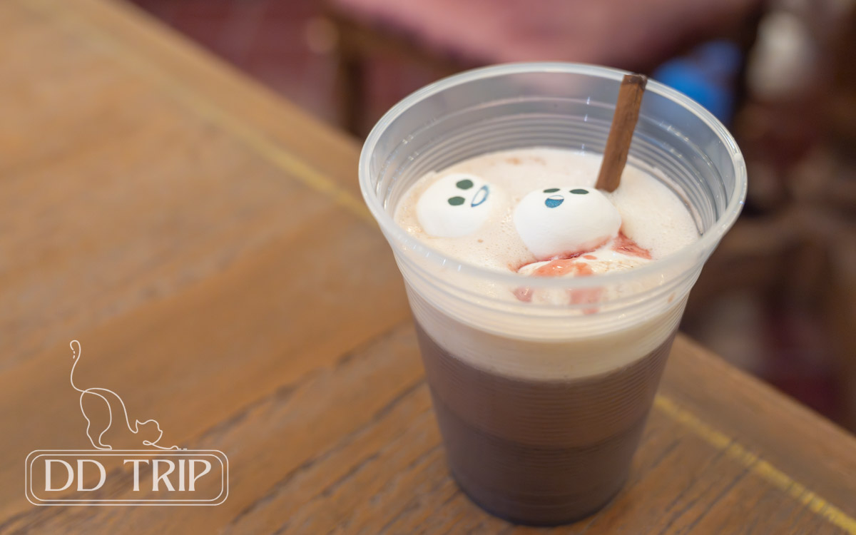 ホットチョコレート（リンゴンベリー＆ホイップ）