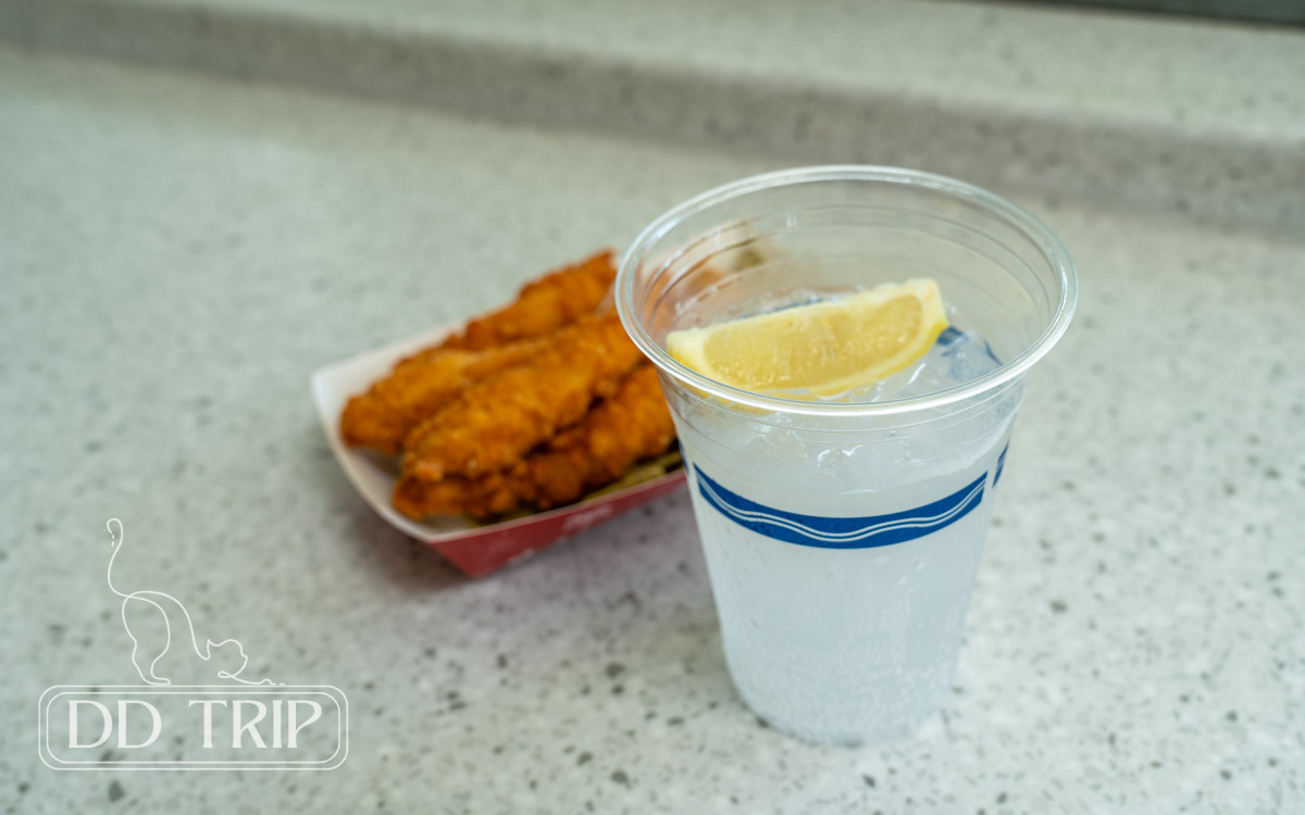レモンサワー、チキンテンダーとチーズフライ