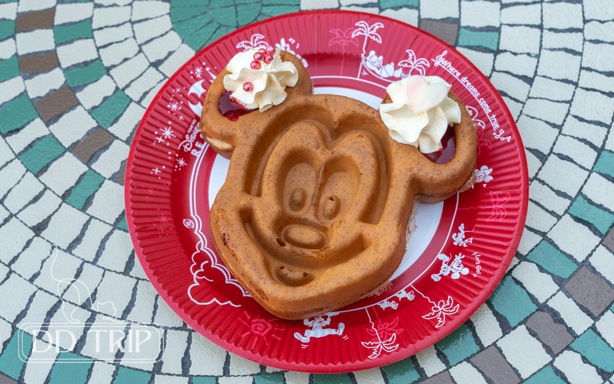 ミッキーワッフル(カスタードホイップとラズベリーピュレ、メイプルソース)